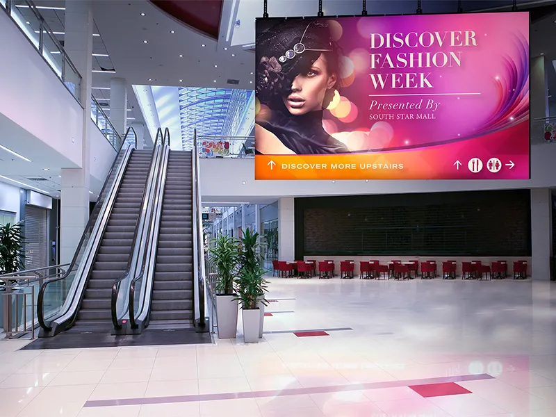 Pantalla led interior gran formato en centro comercial al lado de las escaleras mecánicas