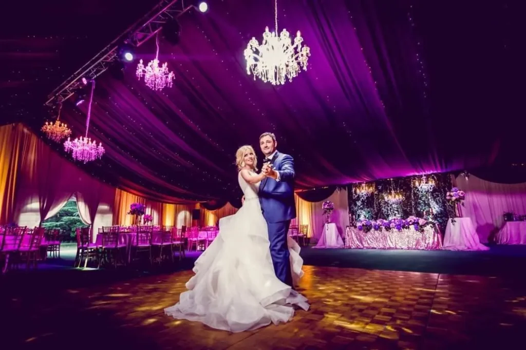 Una pareja de recién casados bailan en la pista de baile al fondo pantallas led interior de renta gigante
