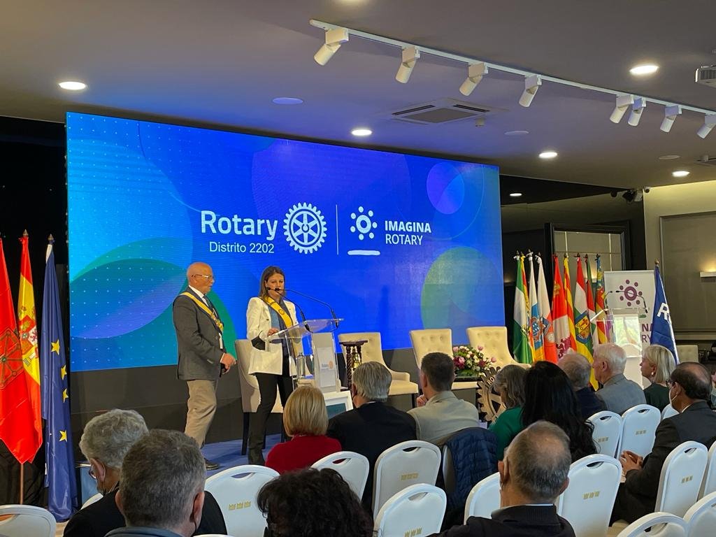 Ponentes de evento corporativo realiza presentación con Pantallas led P2 de renta interior