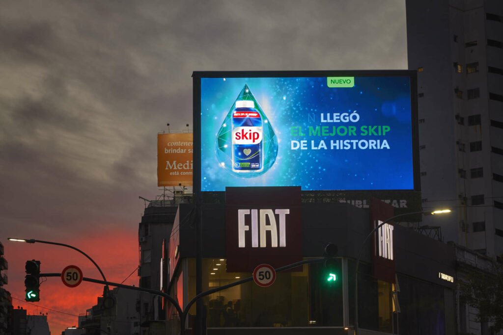 Pantalla led de alta definición en gran formato en una ciudad moderna
