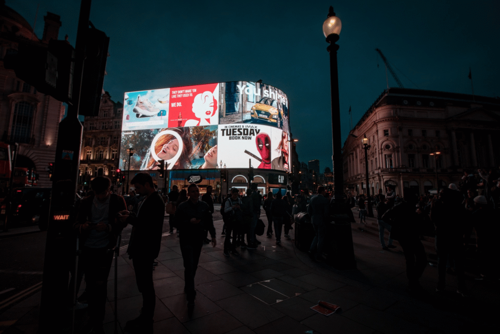 Fotografía de una pantalla LED de gran formato mostrando un video en alta resolución con colores vibrantes vista en la noche